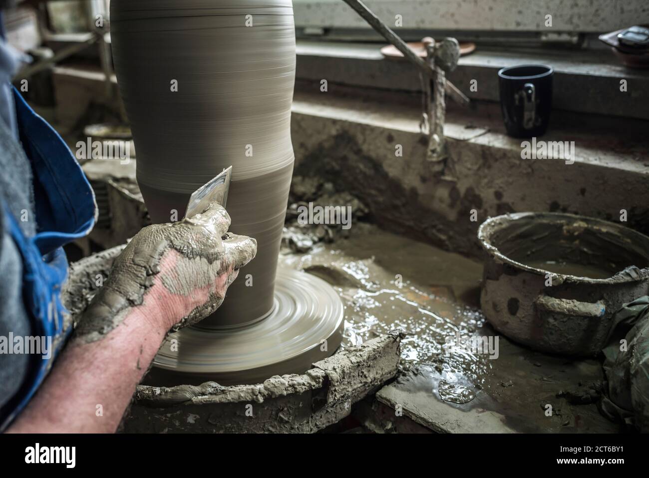 Mann wirft Marginea Schwarze Keramik (Schwarze Keramik von Marginea) auf einem Töpferrad, Bukowina, Rumänien Stockfoto