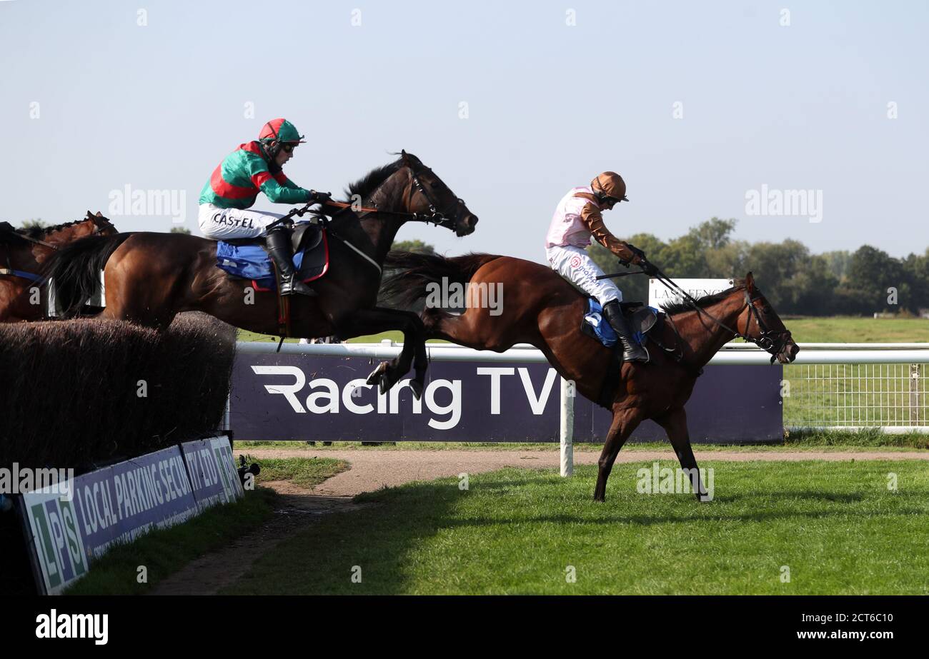 Templepark von Max Kendrick (links) auf dem Weg zum Gewinn des Handicap Chase racingtv.com auf der Warwick Racecourse. Stockfoto