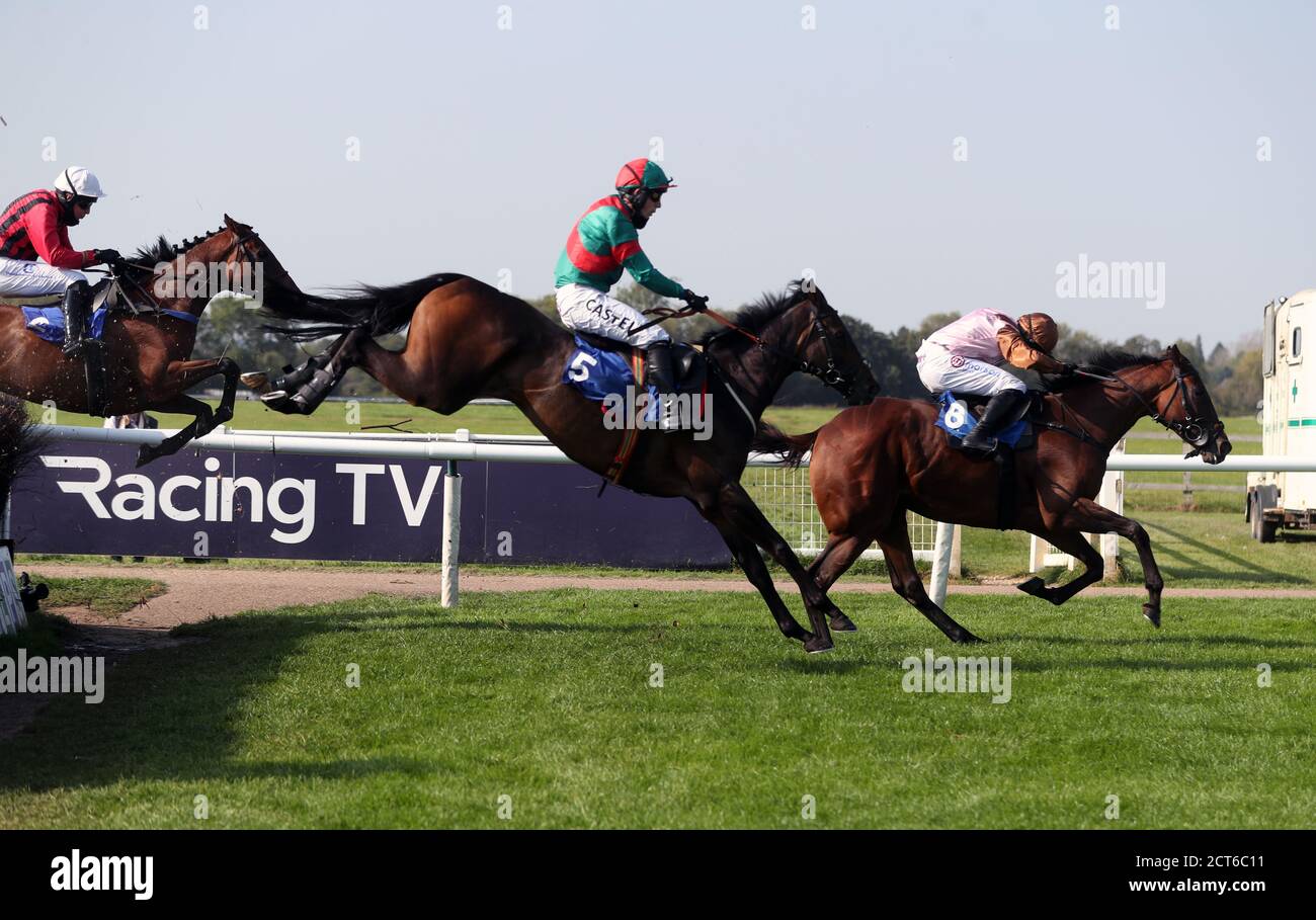 Templepark von Max Kendrick (Mitte) auf dem Weg zum Gewinn des Handicap Chase racingtv.com auf der Warwick Racecourse. Stockfoto