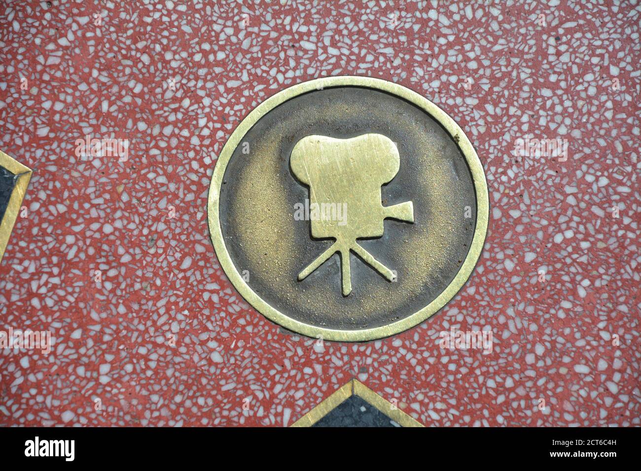 LOS ANGELES, CA, USA - 27. MÄRZ 2018 : der Hollywood Walk of Fame-Star in Los Angeles. Film Kamera Gold Emblem für Bewegungs-Bilder. Stockfoto