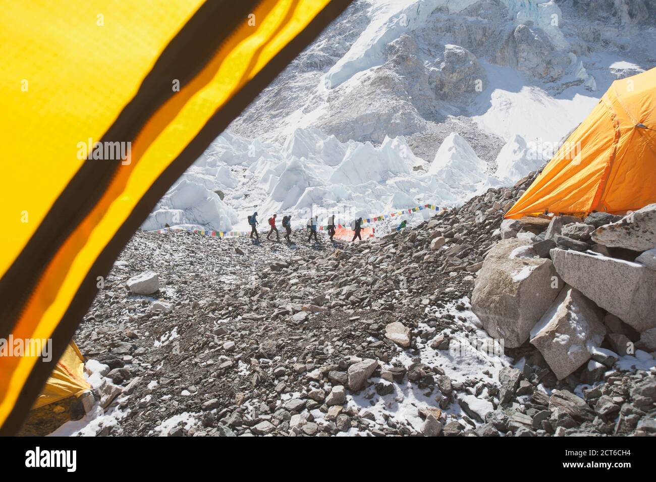 Wanderer Rucksacktouristen auf Berg, in einer Reihe auf einem felsigen Hügel Stockfoto