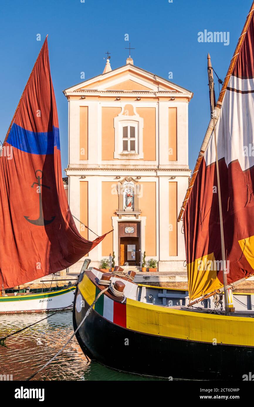 Cesenatico, Emilia Romagna, Italien, Juli 2020: Die Kirche des Heiligen Giacomo am Hafen von Cesenatico, der Leonardo Kanal, zieht jeden Monat Tausende von Touristen an. Stockfoto