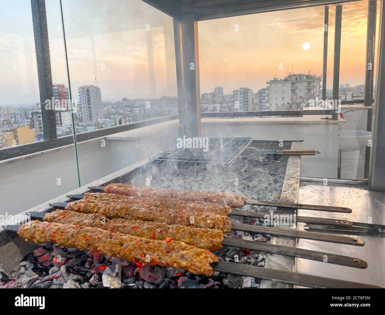 Traditionelle türkische Adana Kebap auf dem Grill mit Spieße zum Abendessen. Türkische Küche Esskultur in der Türkei. Adana Kebab auf dem mangal Stockfoto