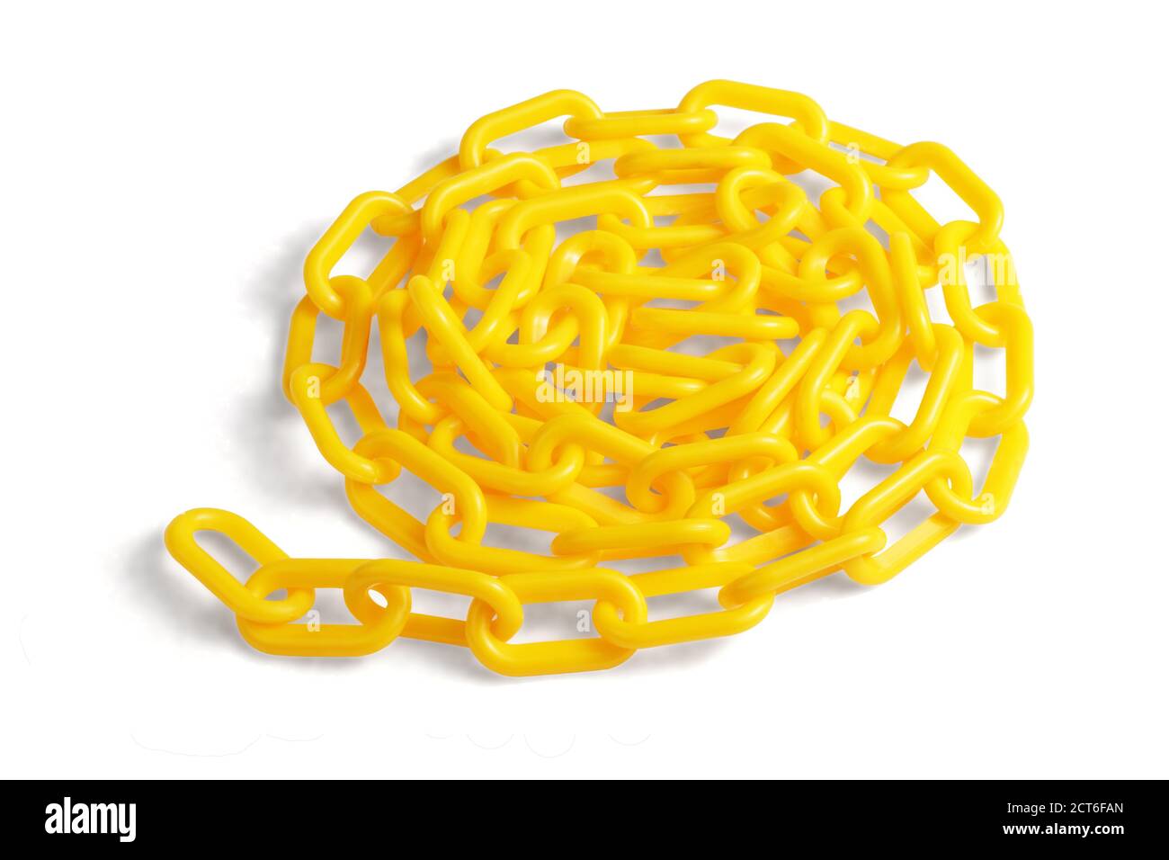 Gelbe Kunststoffkette auf weißem Hintergrund Stockfoto