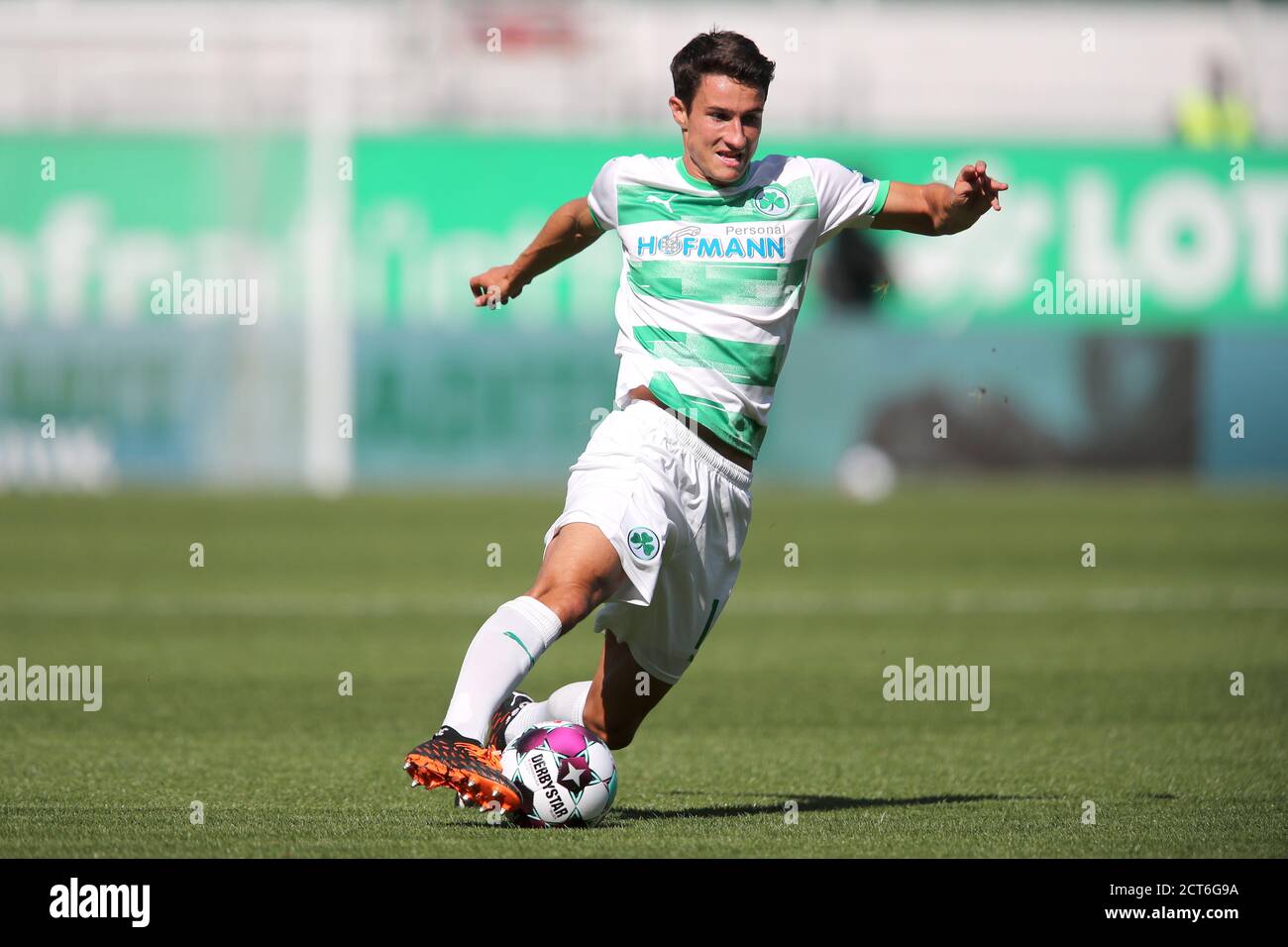 20 September 2020 Bayern Furth Fussball 2 Bundesliga Spvgg Greuther Furth Vfl Osnabruck 1 Spieltag Im Sportpark Ronhof Thomas Sommer Marco Meyerhofer Aus Furth Spielt Den Ball Foto Daniel Karmann Dpa Stockfotografie Alamy