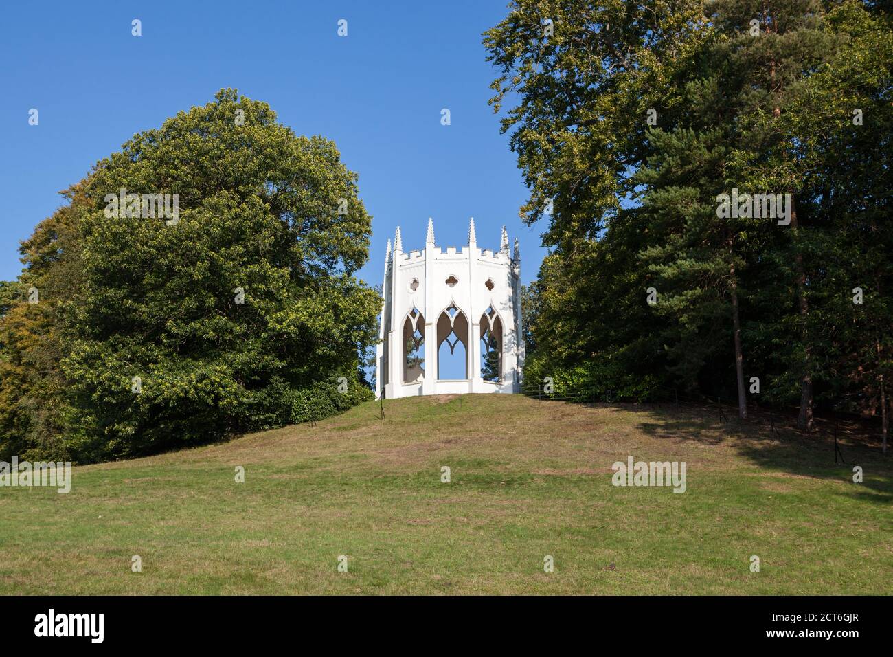 Gotischer Tempel im Painshill Park in Surrey, Großbritannien. Stockfoto