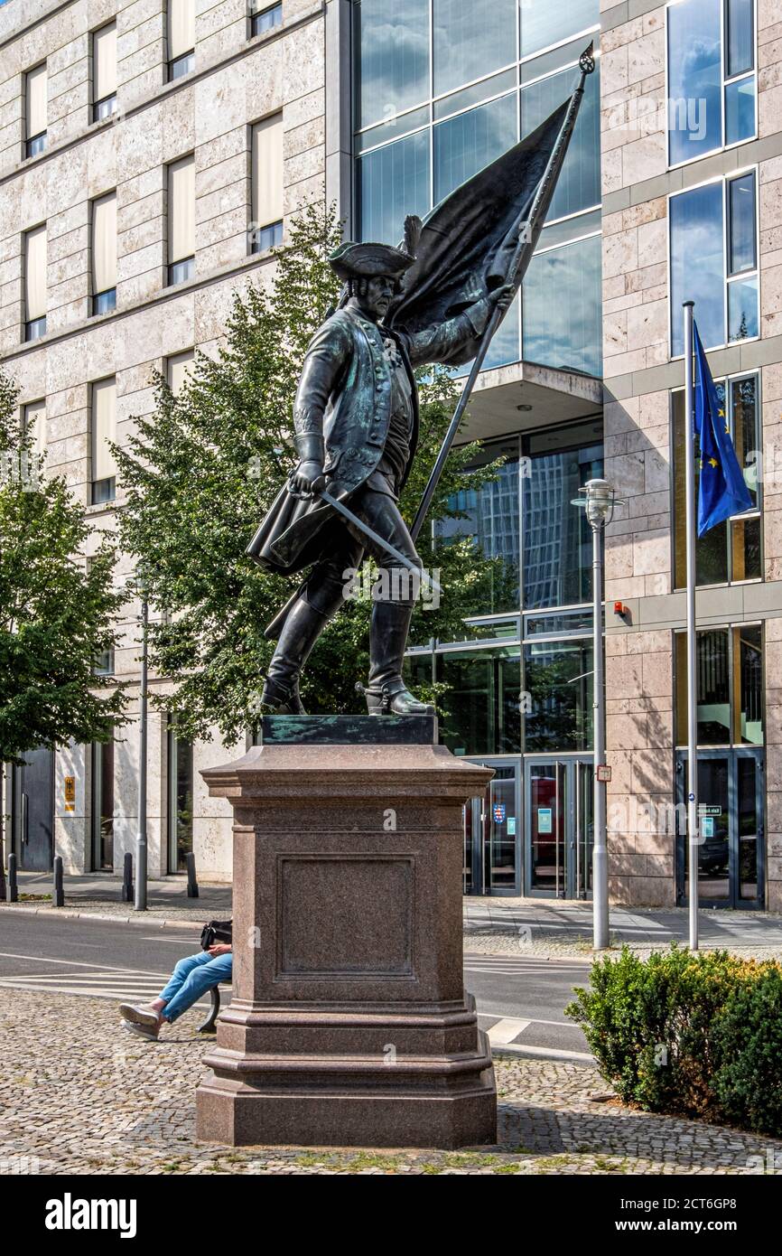 Statue von Kurt Christoph Graf von Schwerin (1684-1757), Feldmarschall General in der preußischen Armee. Bronzeskulptur am Zietenplatz in Mitte-Berlin, Stockfoto