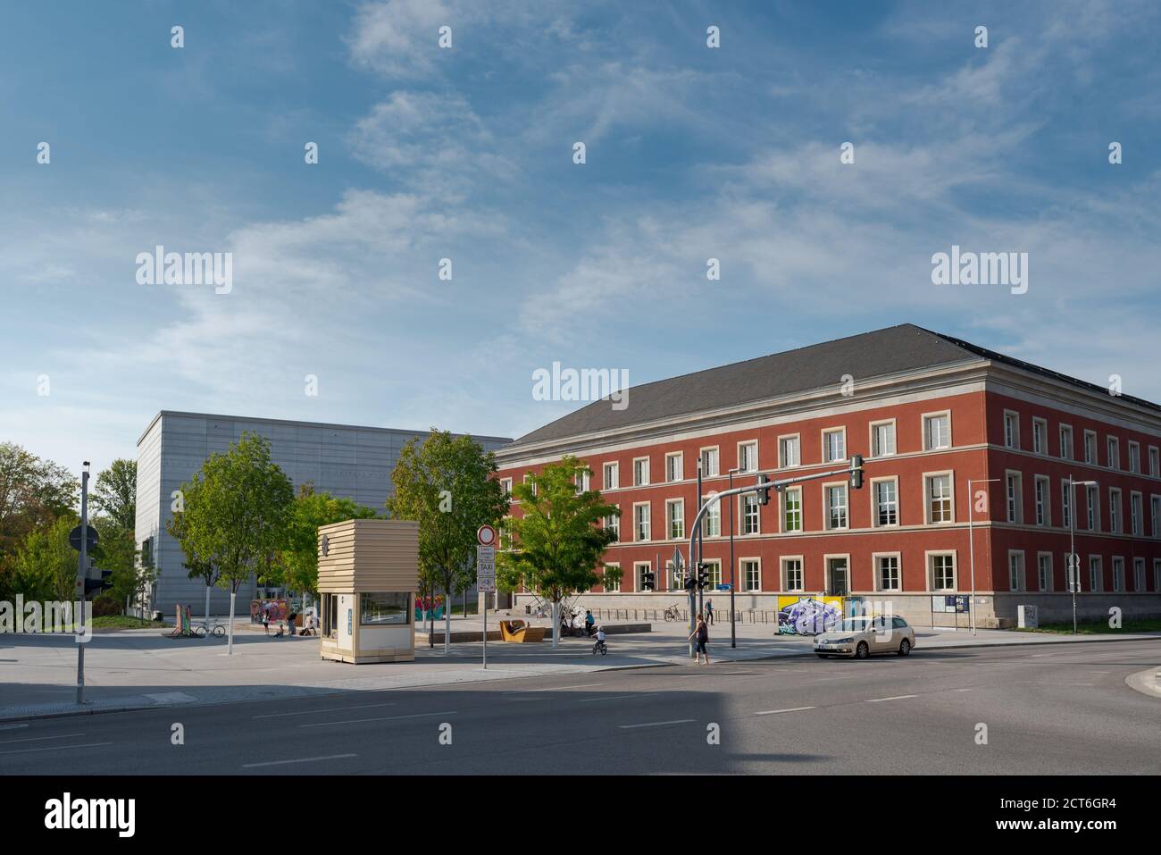 Bauhaus Museum in Weimar und Thüringer Landesverwaltungsamt am Stéphane-Hessel-Platz im Sommer bei blauem Himmel Stockfoto