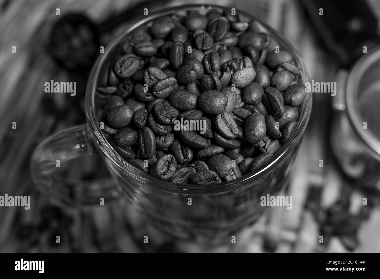 Kaffeebohnen in einer Tasse, schwarz-weiß noir Stockfoto