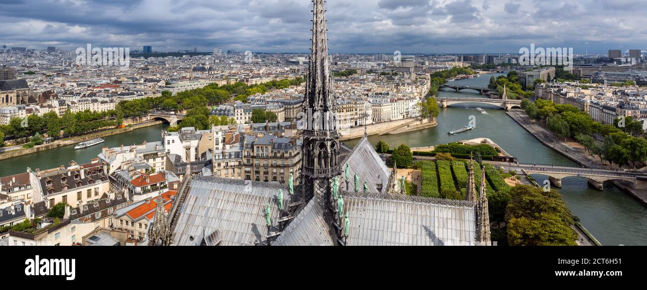 Das Dach der Kathedrale Notre Dame de Paris mit dem Turm des Architekten Violet-Le-Duc. Die Aussicht umfasst Ile Saint-Louis und seine Ufer Stockfoto
