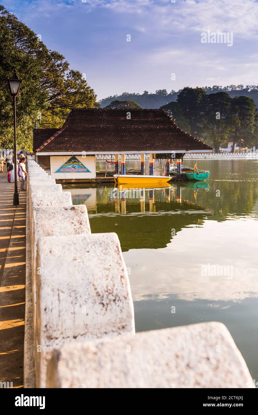 Kandy-See, Bootshaus und die Wolken Mauer (Walakulu), Kandy, Central Province, Sri Lanka, Asien Stockfoto