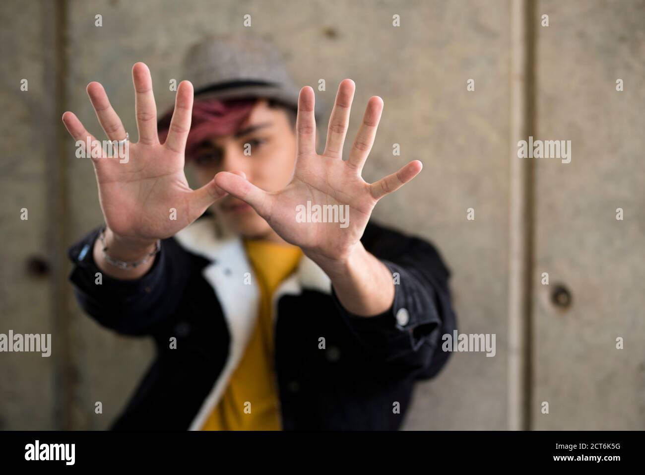 Unschärfes Jungendporträt mit Händen vor ihm Zu sagen, stoppen oder schützen - Konzept des Jugendalters Menschen und Teenager Leben - Schüler 17 Jahre alt Stockfoto