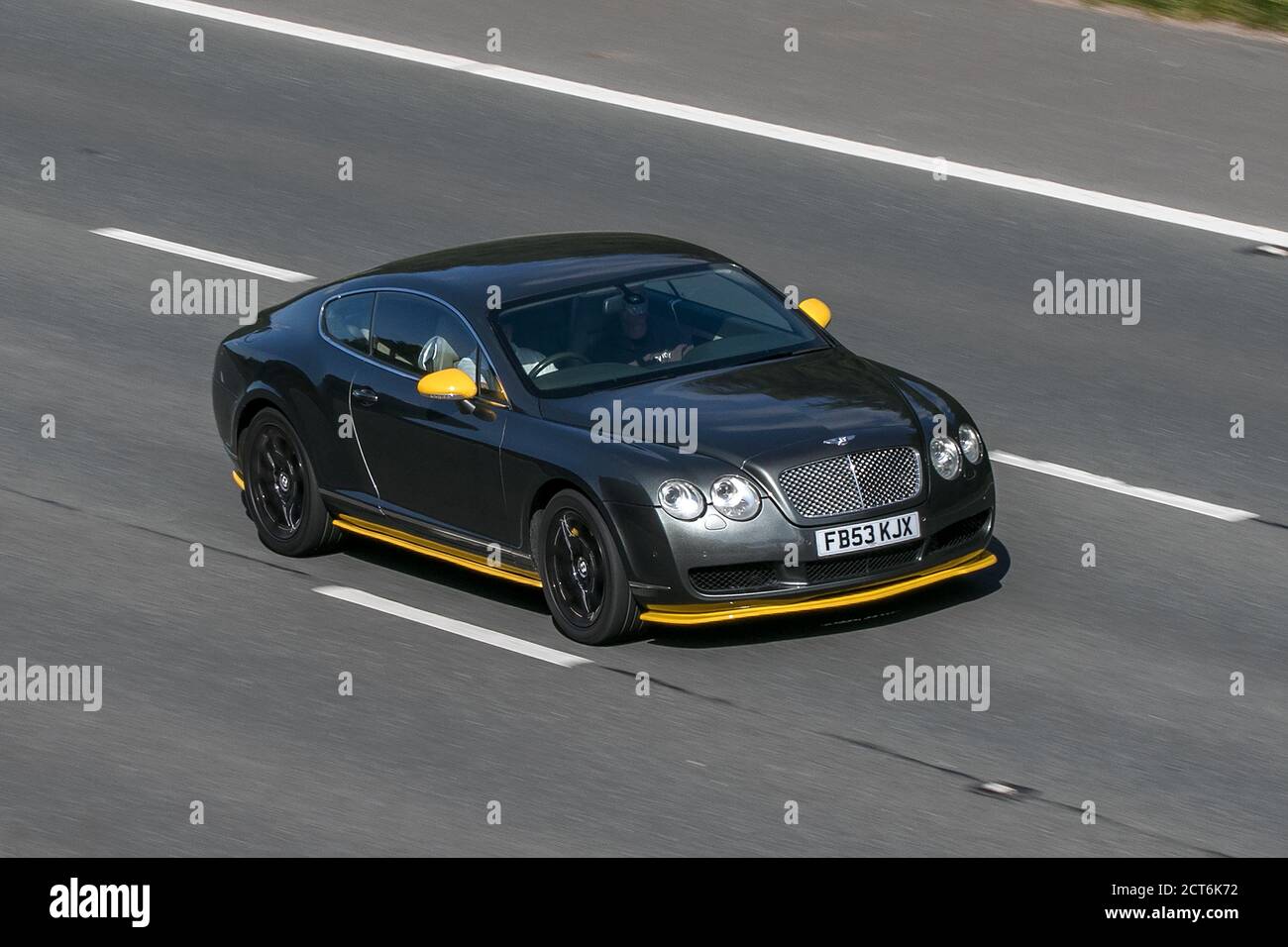 FB53KJX 2004 Bentley Continental GT Auto Grey Car Coupe Benzin Fahren auf der Autobahn M6 in der Nähe von Preston in Lancashire, Großbritannien Stockfoto