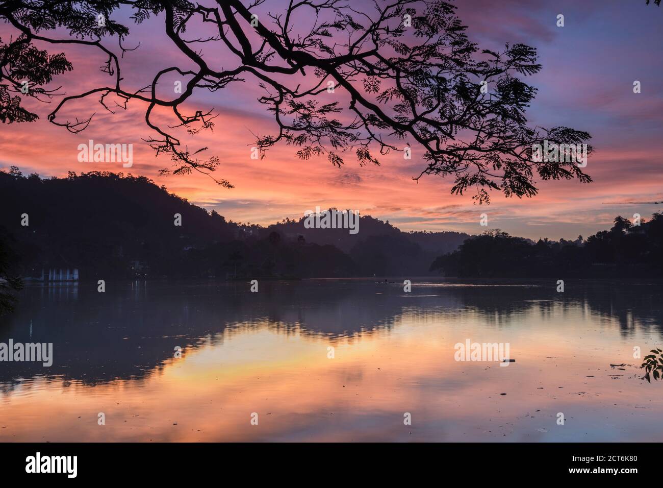 Dramatische Sonnenaufgang um Kandy Lake und die Wolken Mauer (Walakulu), Kandy, Central Province, Sri Lanka, Asien Stockfoto