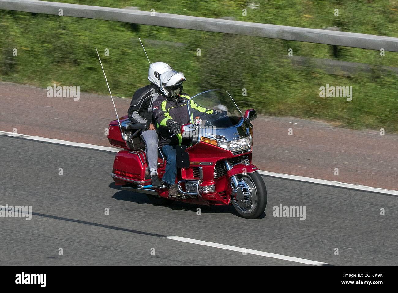 Ein Honda Goldwing mit Pillion Passagier Fahrt auf der M6 Autobahn in der Nähe von Preston in Lancashire, Großbritannien Stockfoto