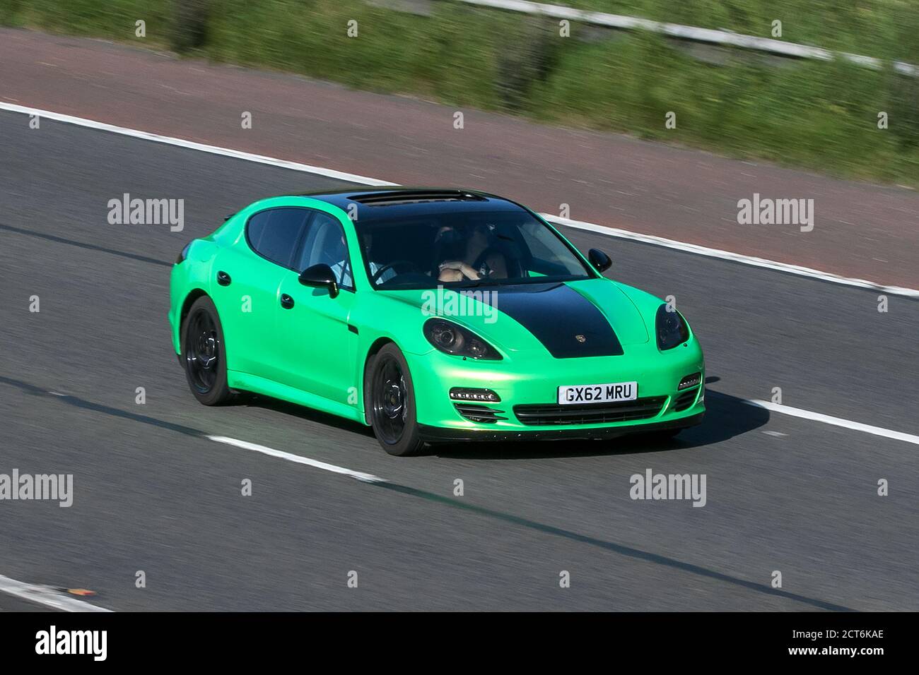 GX62MRU 2012 Porsche Panamera D V6 Tiptronic Green Car Hatchback Diesel Fahren auf der Autobahn M6 bei Preston in Lancashire, Großbritannien Stockfoto