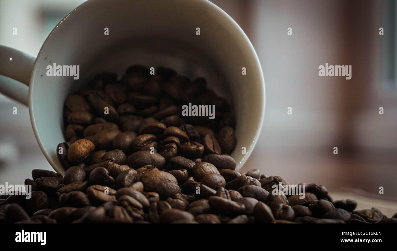 29/5000 aus der Tasse verschüttete Kaffeebohnen Stockfoto