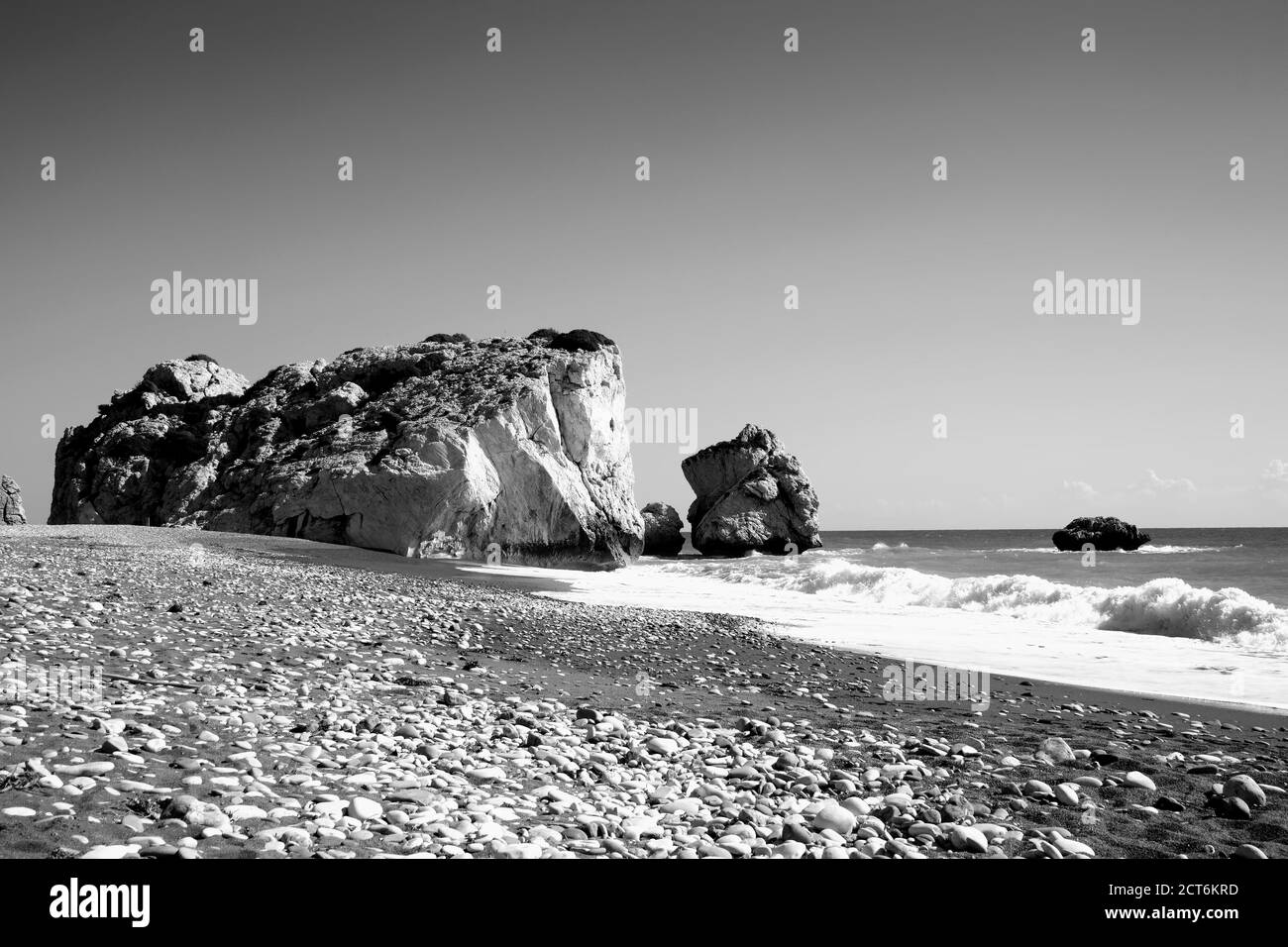 Einfarbiges Schwarz-Weiß-Bild des Felsens der Aphrodite (Petra Tou Romiou) Der Geburtsort von Aphrodite, der griechischen Göttin der Liebe auf Eine Küstenlinie bea Stockfoto