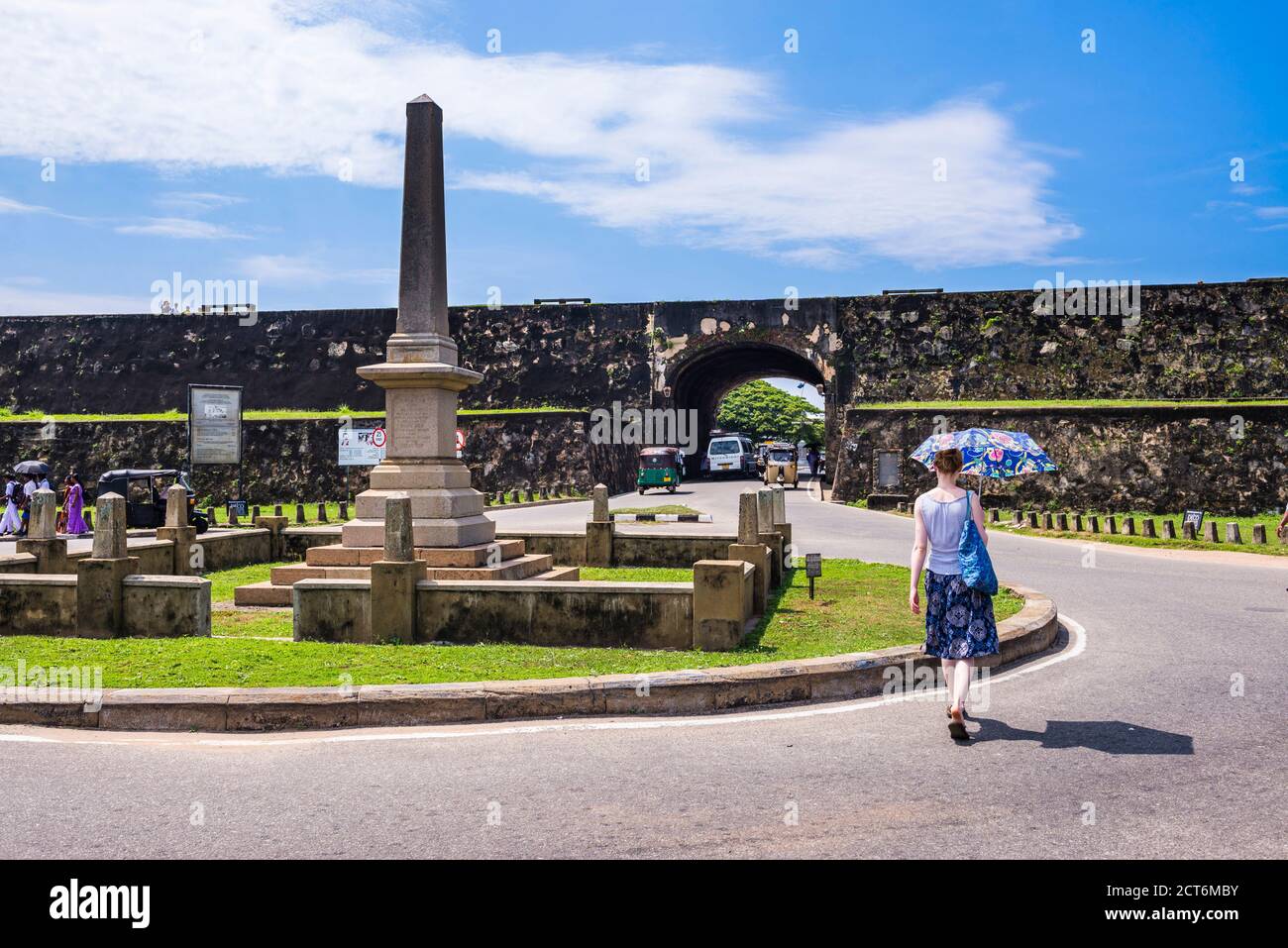 Touristen am Kriegerdenkmal am Eingang der Altstadt von Galle und Befestigungsanlagen, South Coast von Sri Lanka, Asien Stockfoto