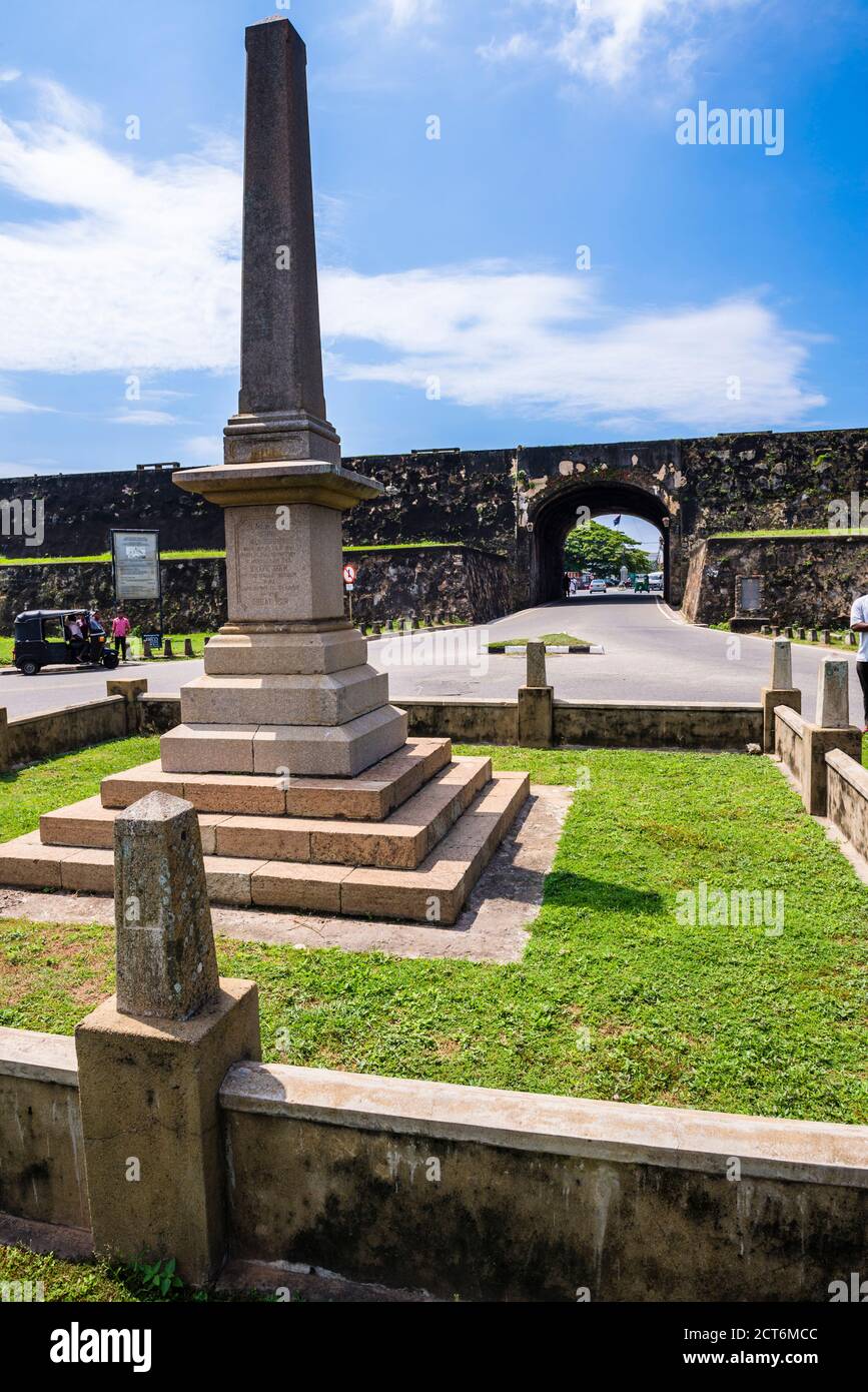 Kriegsdenkmal am Eingang zur Altstadt von Galle und ihren Befestigungsanlagen, ein UNESCO-Weltkulturerbe an der Südküste von Sri Lanka, Asien Stockfoto