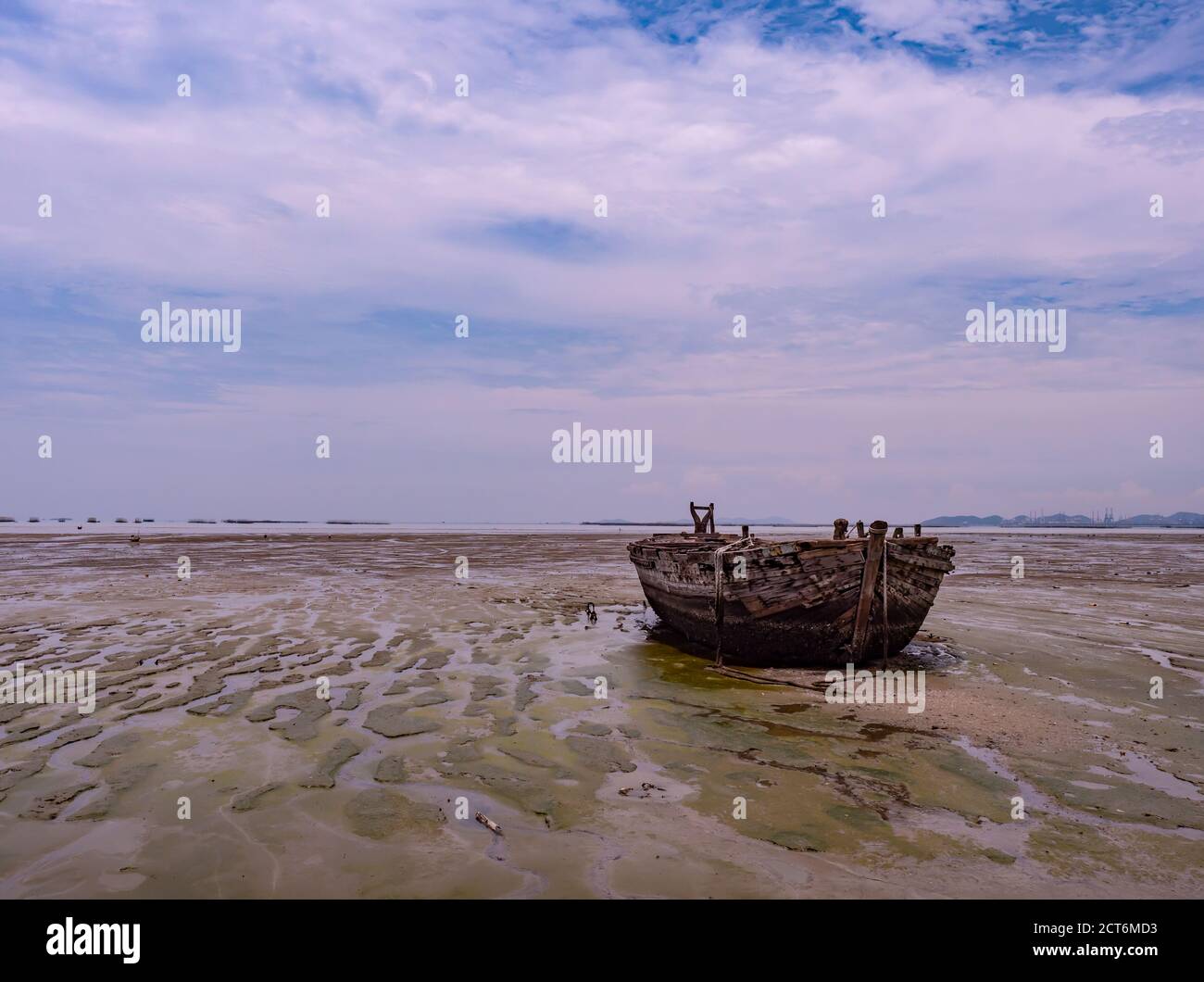 Alte Holzbarge gestrandet bei Ebbe in Naklua, Provinz Chonburi, Thailand. Stockfoto