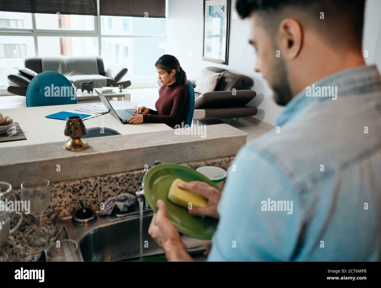 Geschäftsfrau, Die Zu Hause Arbeitet, Und Mann, Der Aufgaben Erledigt Stockfoto