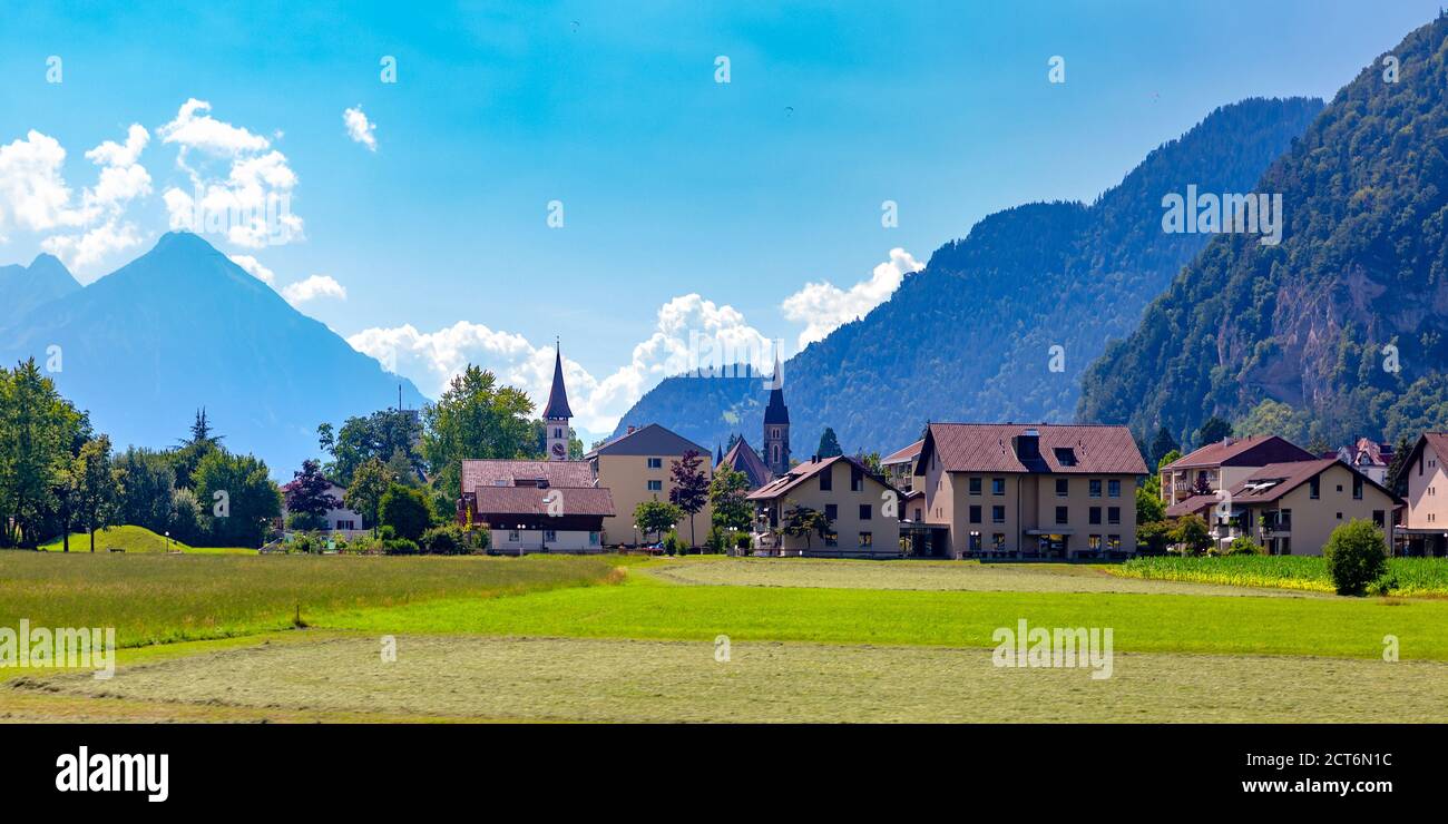Panorama der Altstadt von Interlaken, wichtiges touristisches Zentrum im Berner Hochland, Schweiz Stockfoto