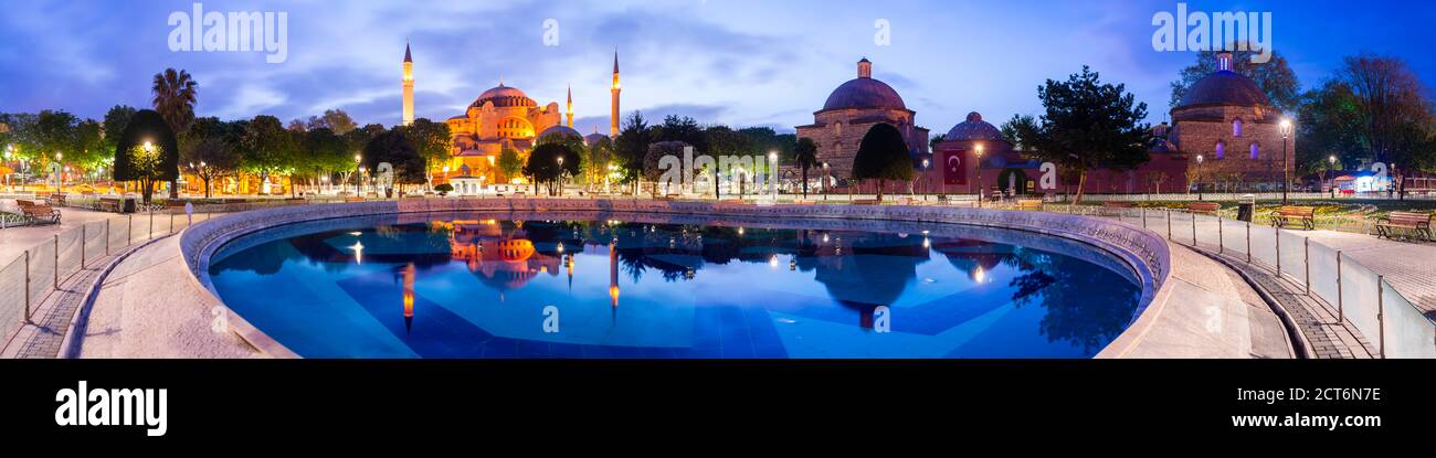 Hagia Sophia Reflexion bei Nacht, Sultanahmet Square Park, Istanbul, Türkei, Osteuropa Stockfoto