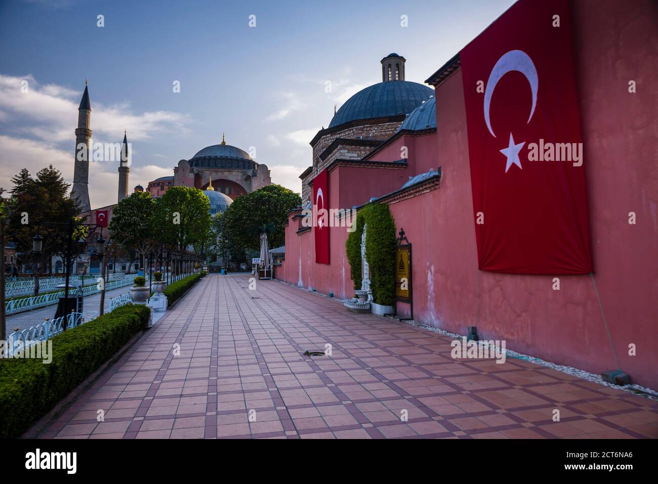 Hagia Sophia und türkische Flagge im Sultanahmet Square Park, Istanbul, Türkei, Osteuropa Stockfoto