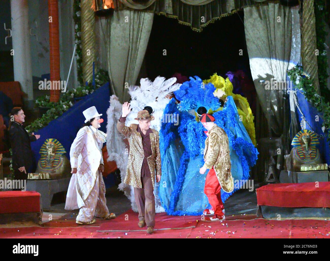 Orenburg, Russland - 12. Oktober 2019 Jahr: Clowns treten in der Zirkusarena auf Stockfoto