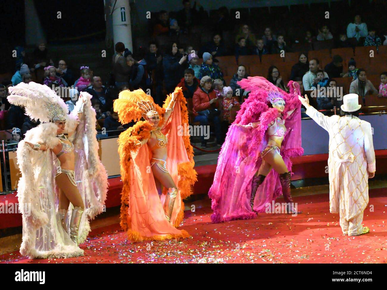 Orenburg, Russland - 12. Oktober 2019 Jahr: Clowns treten in der Zirkusarena auf Stockfoto