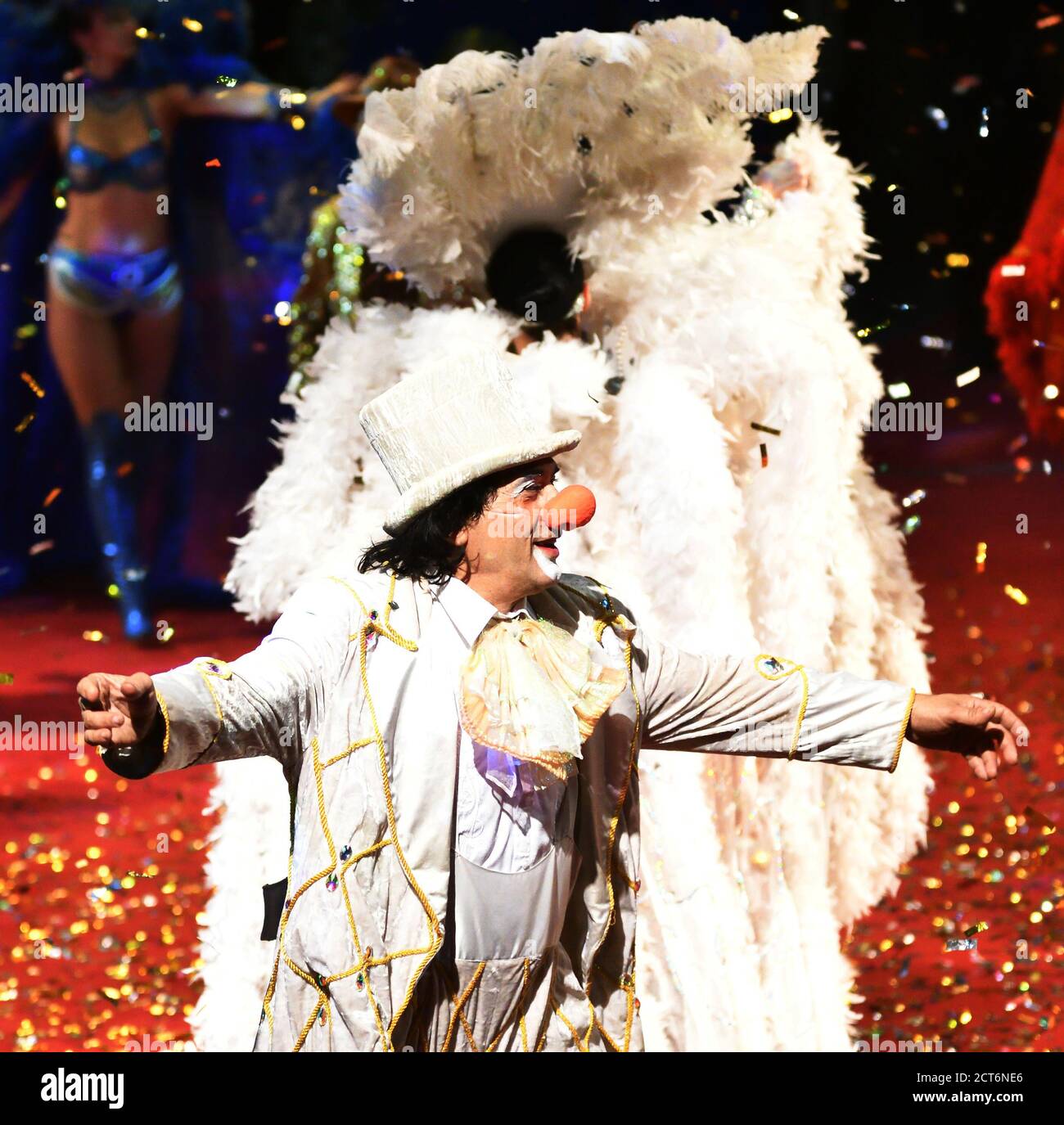 Orenburg, Russland - 12. Oktober 2019 Jahr: Clowns treten in der Zirkusarena auf Stockfoto