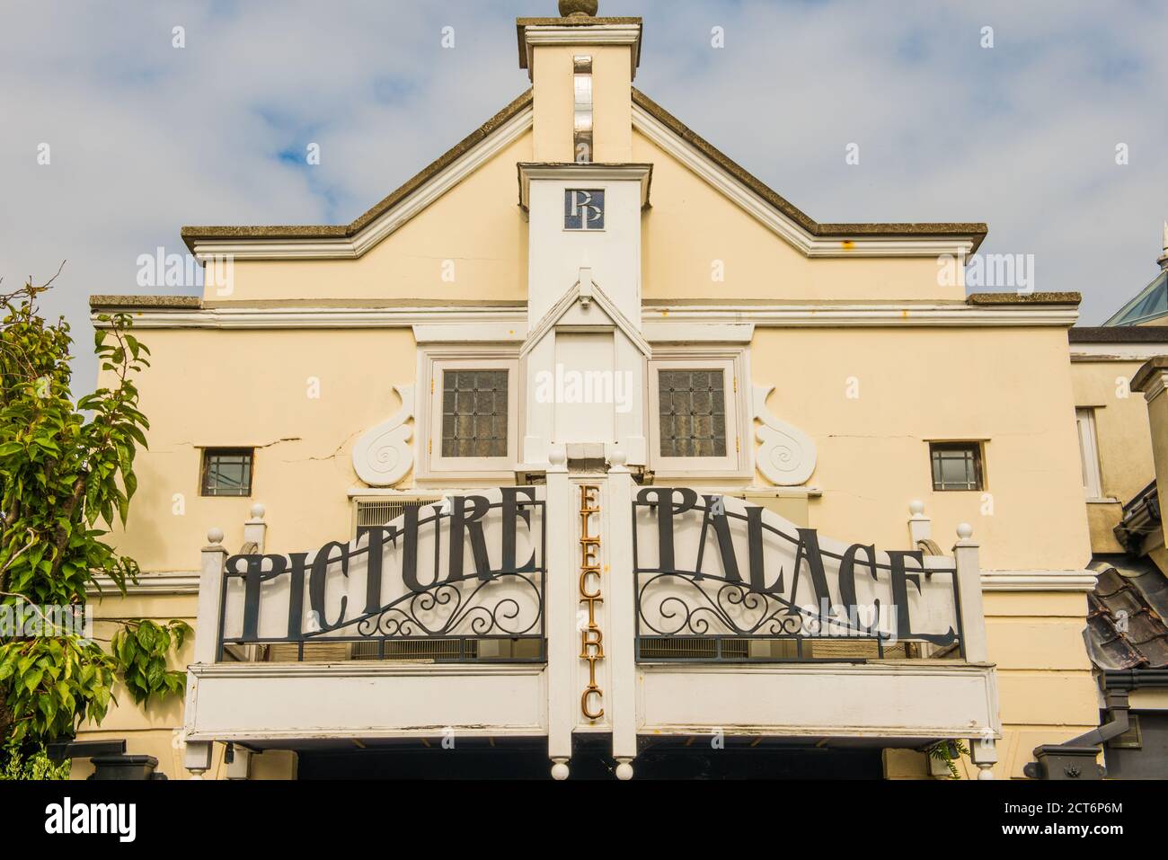 The Electric Picture Palace, Southwold. Erstellt aus einem viktorianischen Wagenschuppen und Ställen in einem Pastiche Art Deco-Stil. Eröffnet 2002 von Michael Palin. Stockfoto