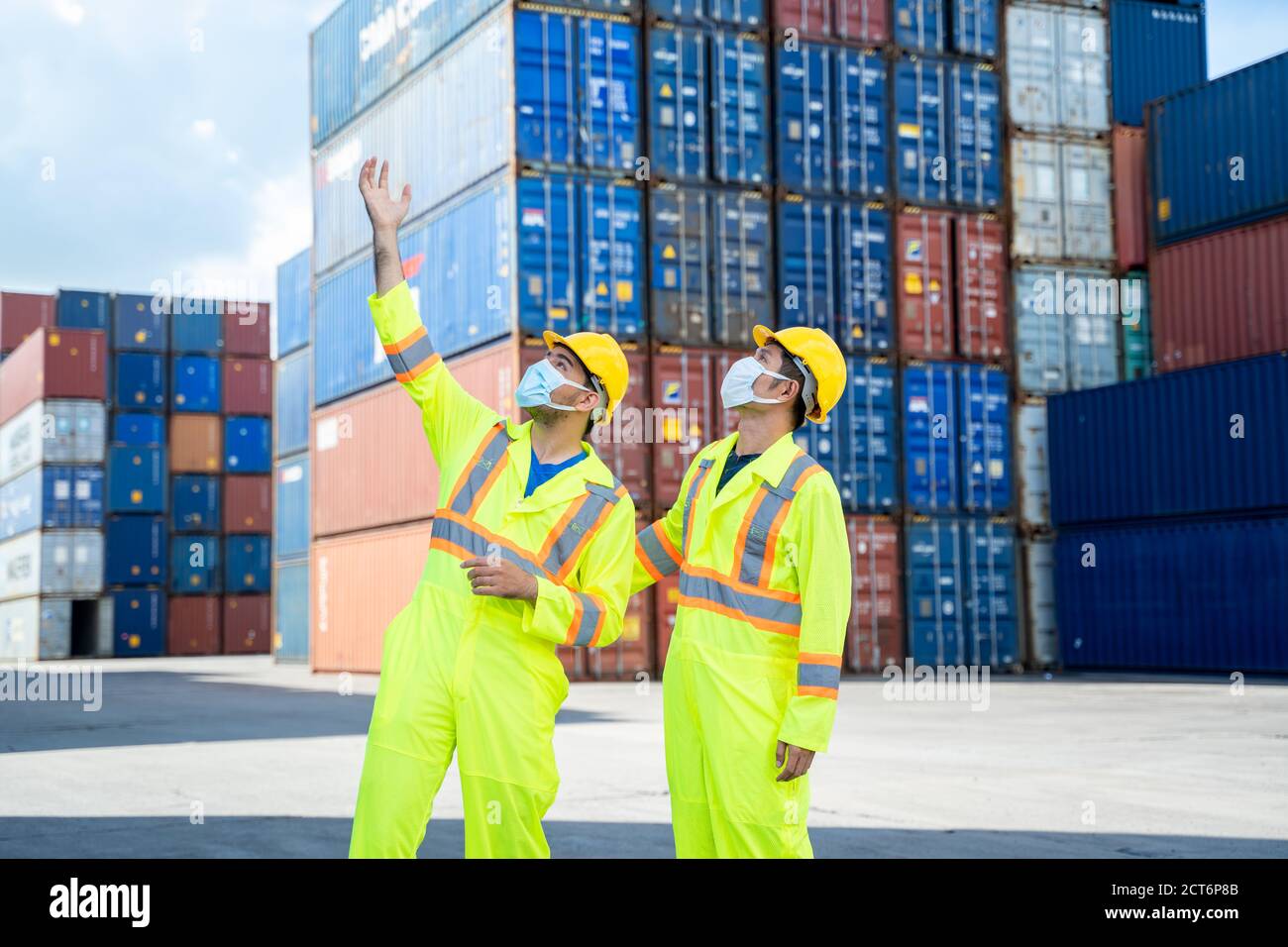 Techniker oder Techniker tragen zum Schutz vor eine Schutzmaske Covid-19 Diskussion und Gespräch für Inspektion bei Containerfracht,Business Lo Stockfoto