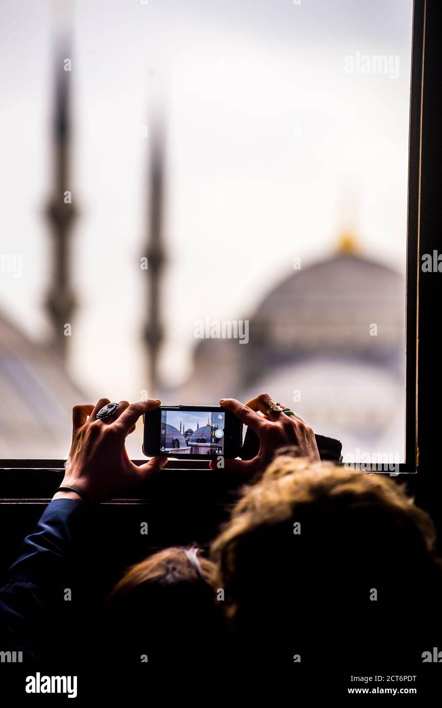 Person, die ein Foto der Blauen Moschee (Sultan Ahmed Moschee) von Hagia Sophia (Ayasofya), Istanbul, Türkei, Osteuropa macht Stockfoto