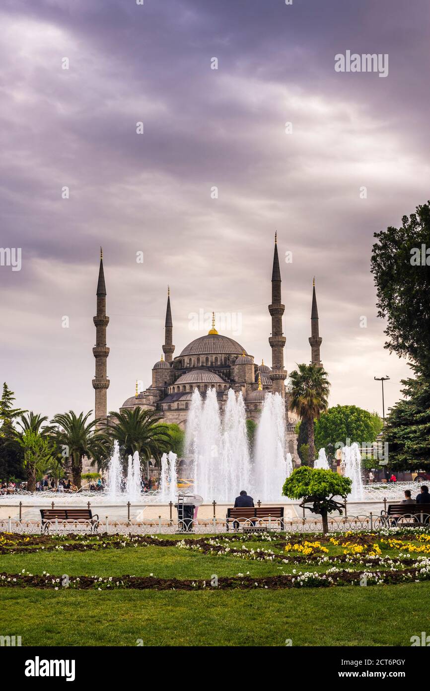 Blaue Moschee (Sultan Ahmed Moschee) und Brunnen in Sultanahmet Square