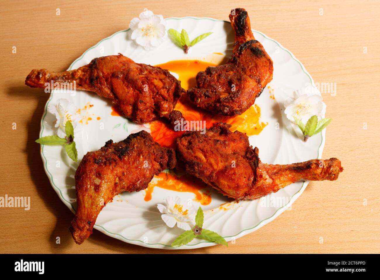 Leckere gegrillte Hähnchenschenkel mit Paprika Stockfoto