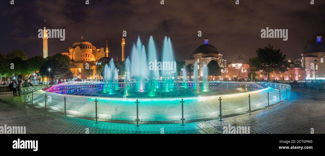 Hagia Sophia (Aya Sofya) und Sultanahmet Platz Brunnen bei Nacht, Istanbul, Türkei, Osteuropa Stockfoto
