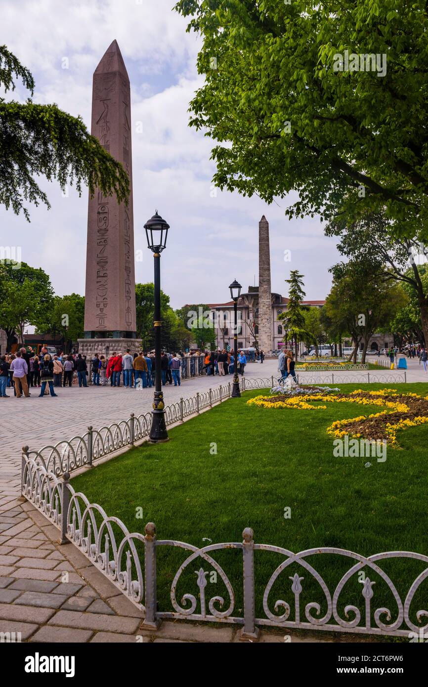 Der ägyptische Obelisk und die Konstantin-Säule, byzantinische Ruinen auf dem Hippodrome-Platz, Istanbul, Türkei, Osteuropa Stockfoto