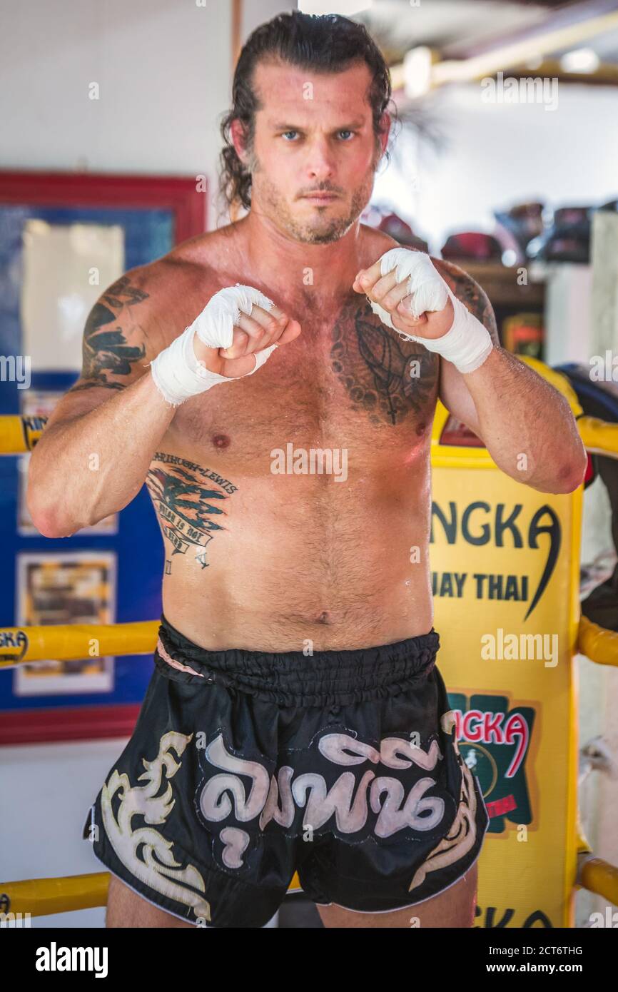 Attraktive europäische Boxer posiert im muay thai Boxcamp in Phuket, Thailand. Phuket, Thailand - März 28 2017. Stockfoto