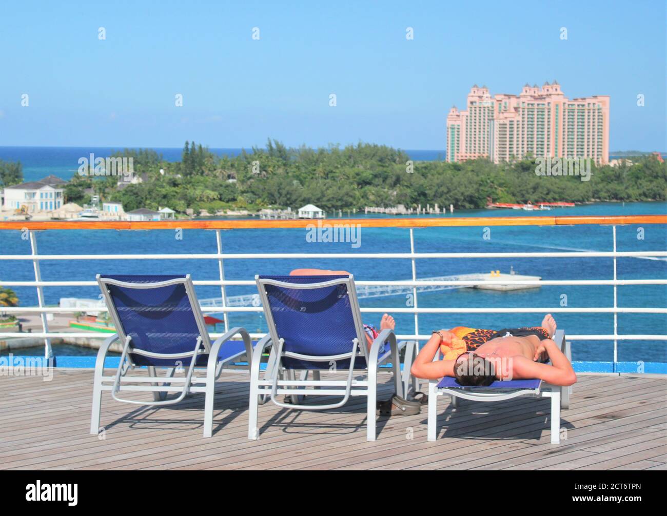 Passagiere auf Kreuzfahrtschiffen sonnen sich an Deck Stockfoto