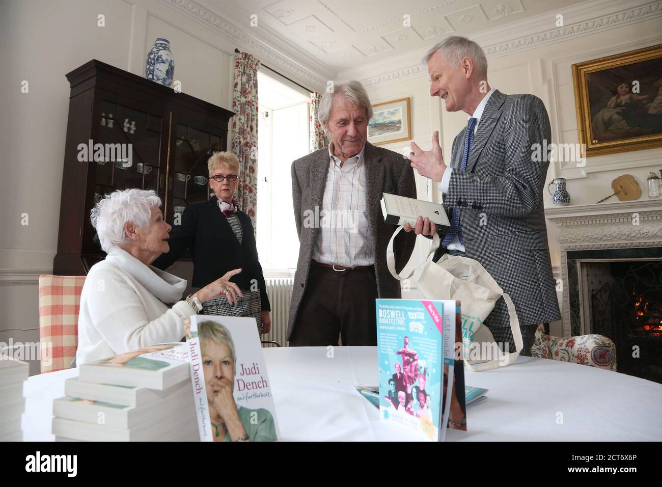 Boswell Book Festival, Dumfries House, Cumnock Ayrshire, Schottland, Großbritannien 12. Mai 2018. Dame Judy Dench unterschreibt ihre Auto-Biografie, bevor sie über ihr Leben spricht. Hier gesehen Vorbereitung auf ihren Vortrag das jährliche Boswell Buchfestival ist einzigartig, da es das einzige Buchfestival ist, das sich exculsiv mit Memoiren und Biographien auseinandersetzt. Stockfoto