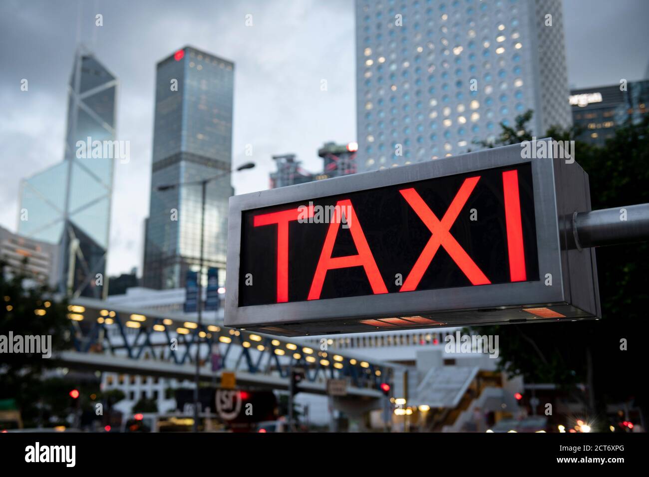 Hongkong, China: 16. September 2020. Ein Taxistand blinkt gegen die Skyline der Stadt und ruft ein Fahrzeug an den beiden IFC-Gebäuden im Finanzviertel von Cent an Stockfoto