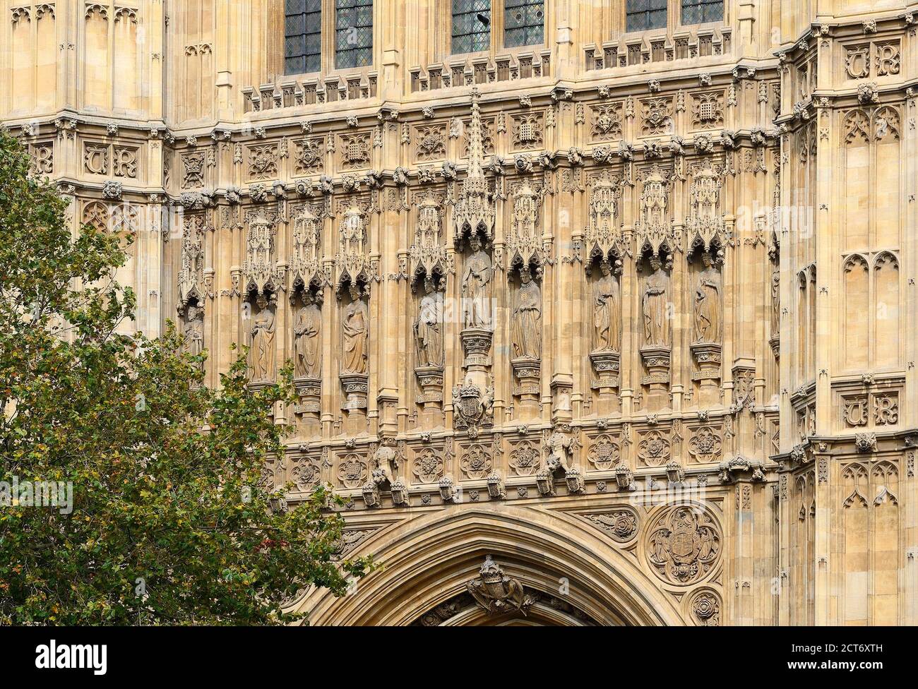London, England, Großbritannien. Statuen an der Südfassade des Victoria Tower of the Palace of Westminster (Houses of Parliament). Queen Victoria (Centre-Hol Stockfoto