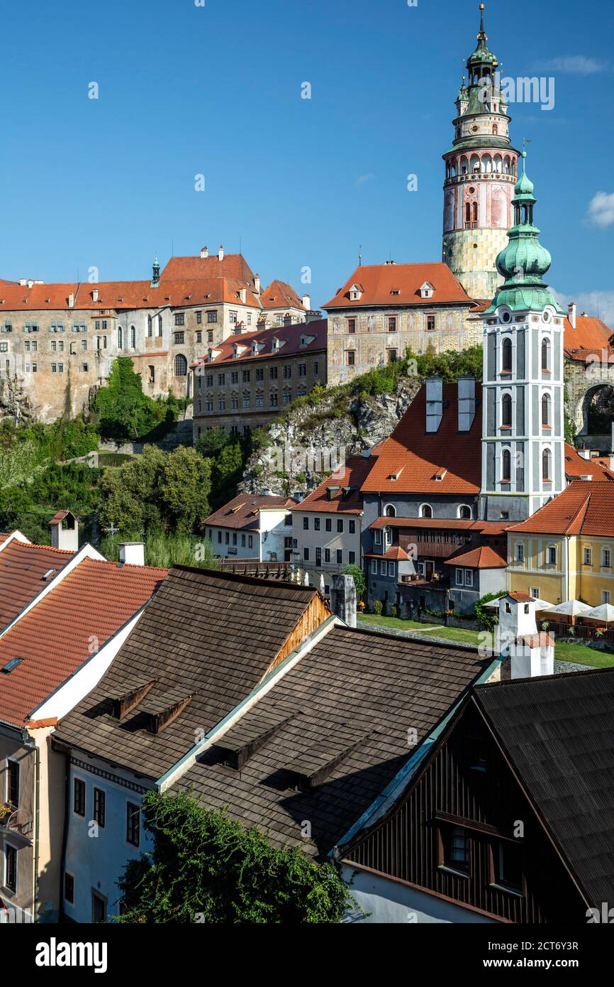 Schloss Krumau (mit Runder Turm), St. Jost Kirche (quadratische Turm) und Häuser, Cesky Krumlov, Tschechische Republik Stockfoto