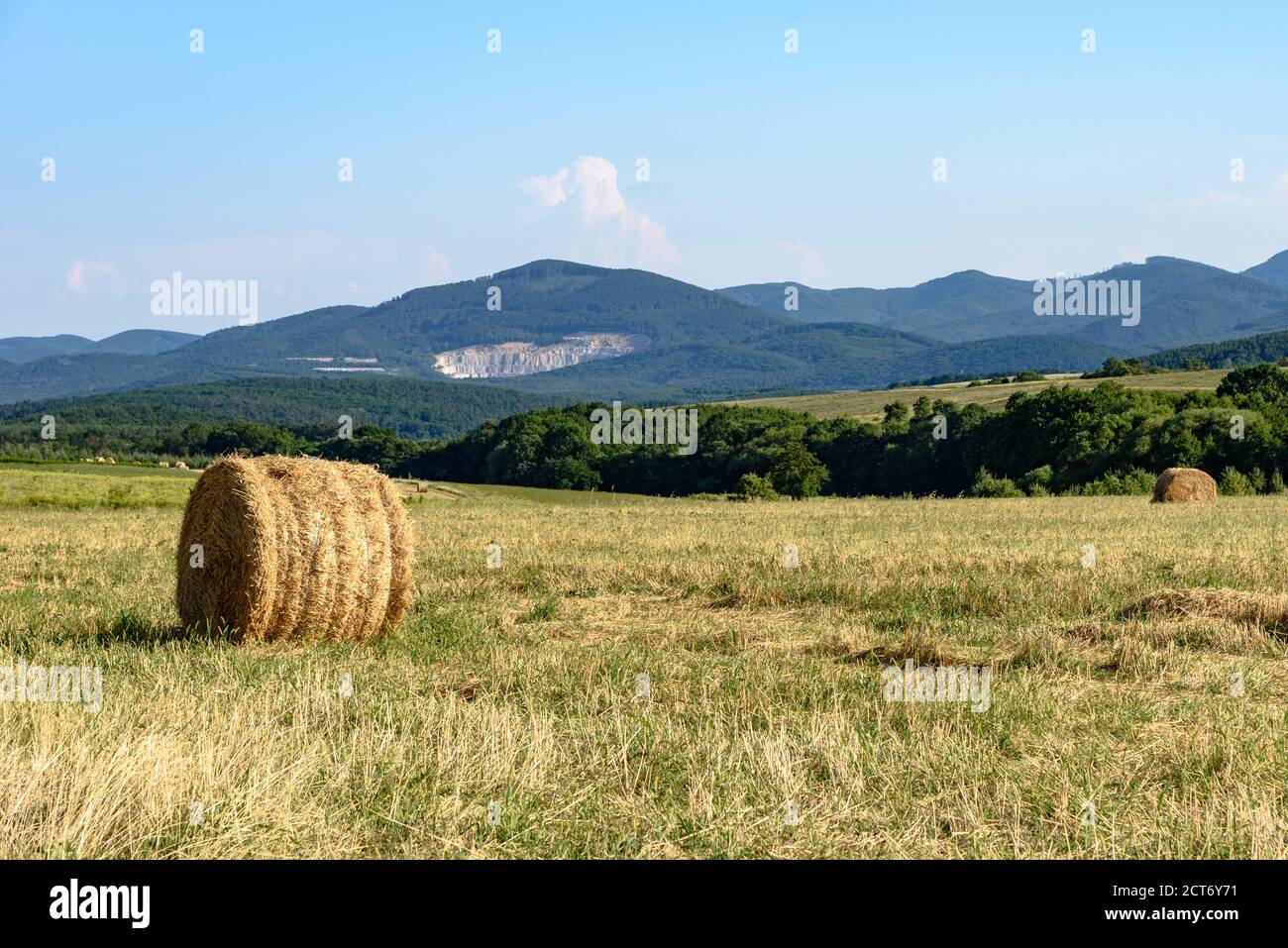 Heuballen auf einem Feld in Fuzer, Nordungarn Stockfoto