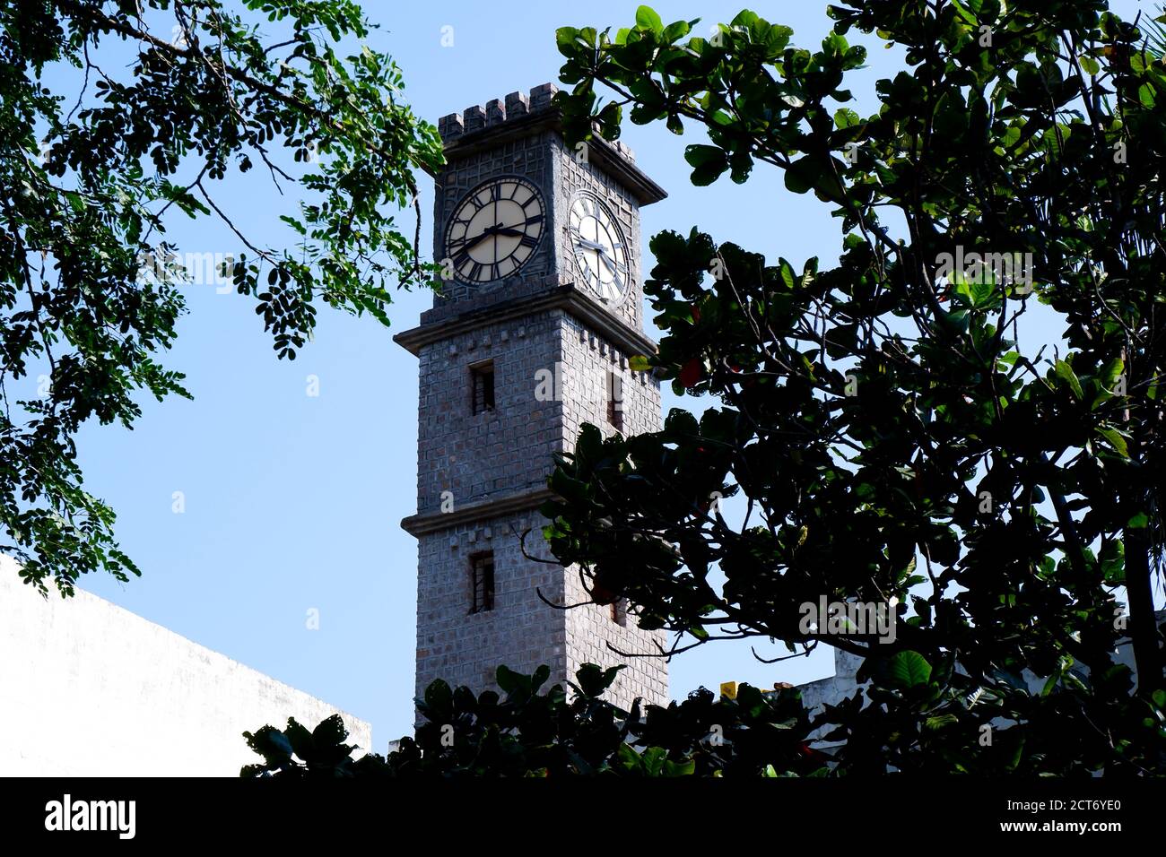 Kalaburagi, Karnataka/Indien-September 03.2020: Blick auf den in der Natur isolierten Uhrenturm der gulbarga Universitätsbibliothek Stockfoto