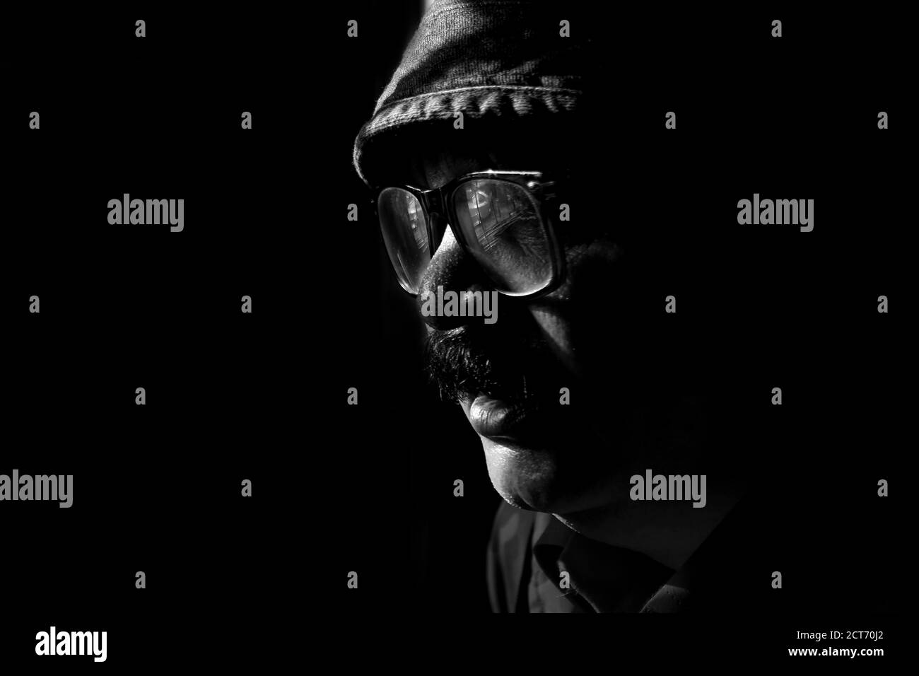 Kalaburagi, Karnataka/Indien-September, 03.2020: Nahsicht des jungen Gentleman im Haus Sonnenlicht Stockfoto