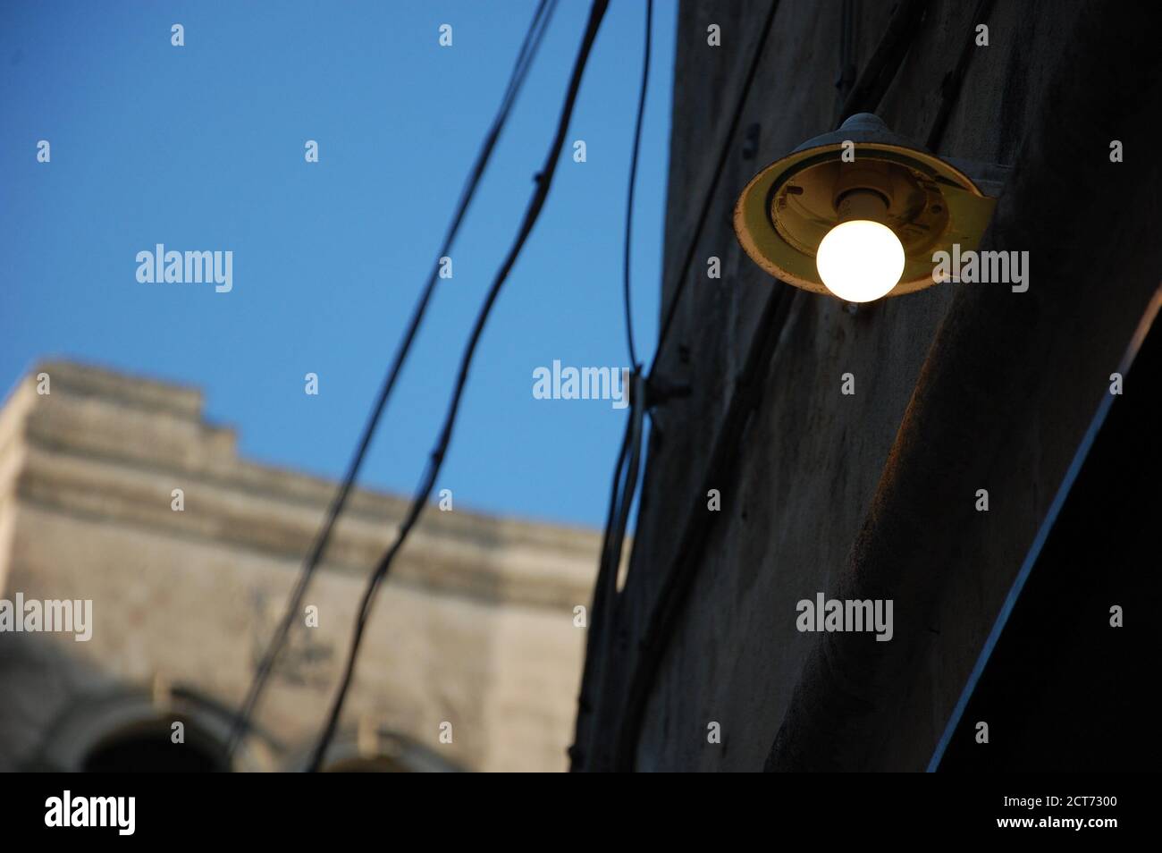 Straßenbeleuchtung in der Straße und Häuser im Hintergrund gehängt In der Stadt Matera UNESCO-Website Stockfoto