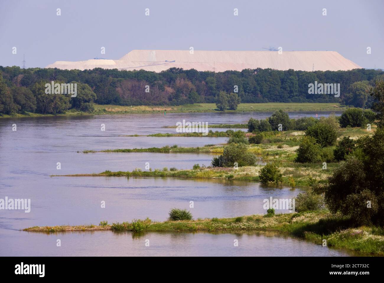 Blick über die Elbe bei Magdeburg mit dem Schlampenhaufen Eine Salzmine am Horizont Stockfoto